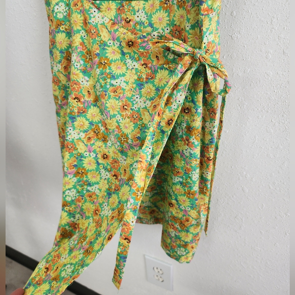 Astr NWOT Summer Floral Keyhole Mini Wrap Dress in Green & Yellow Floral Medium - Picture 5 of 7